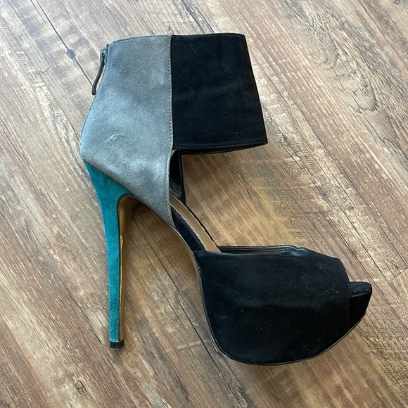 Bebe Black, Gray, and Turquoise Heels! - Picture 4 of 5